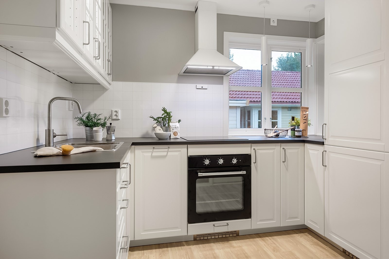 Kjøkkenet har ny innredning med tidløse fronter Galleribilde