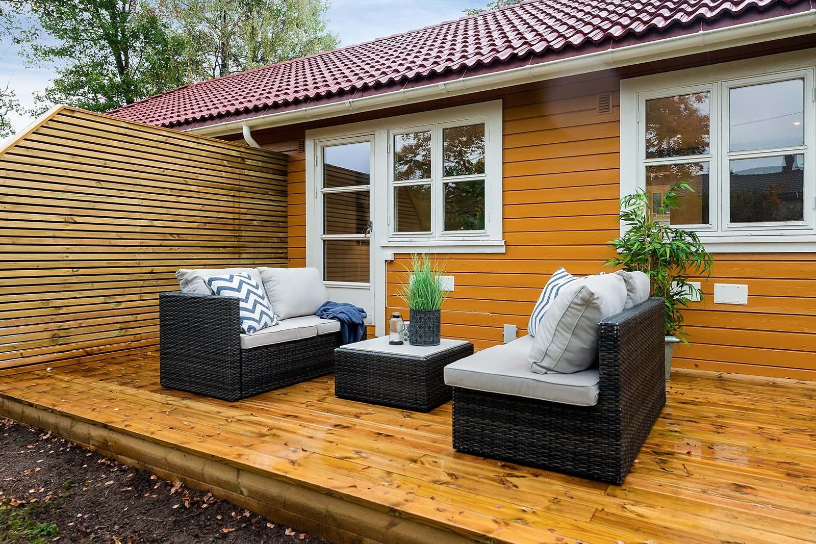 Det er adkomst fra stuen til terrassen og videre til hagen Galleribilde