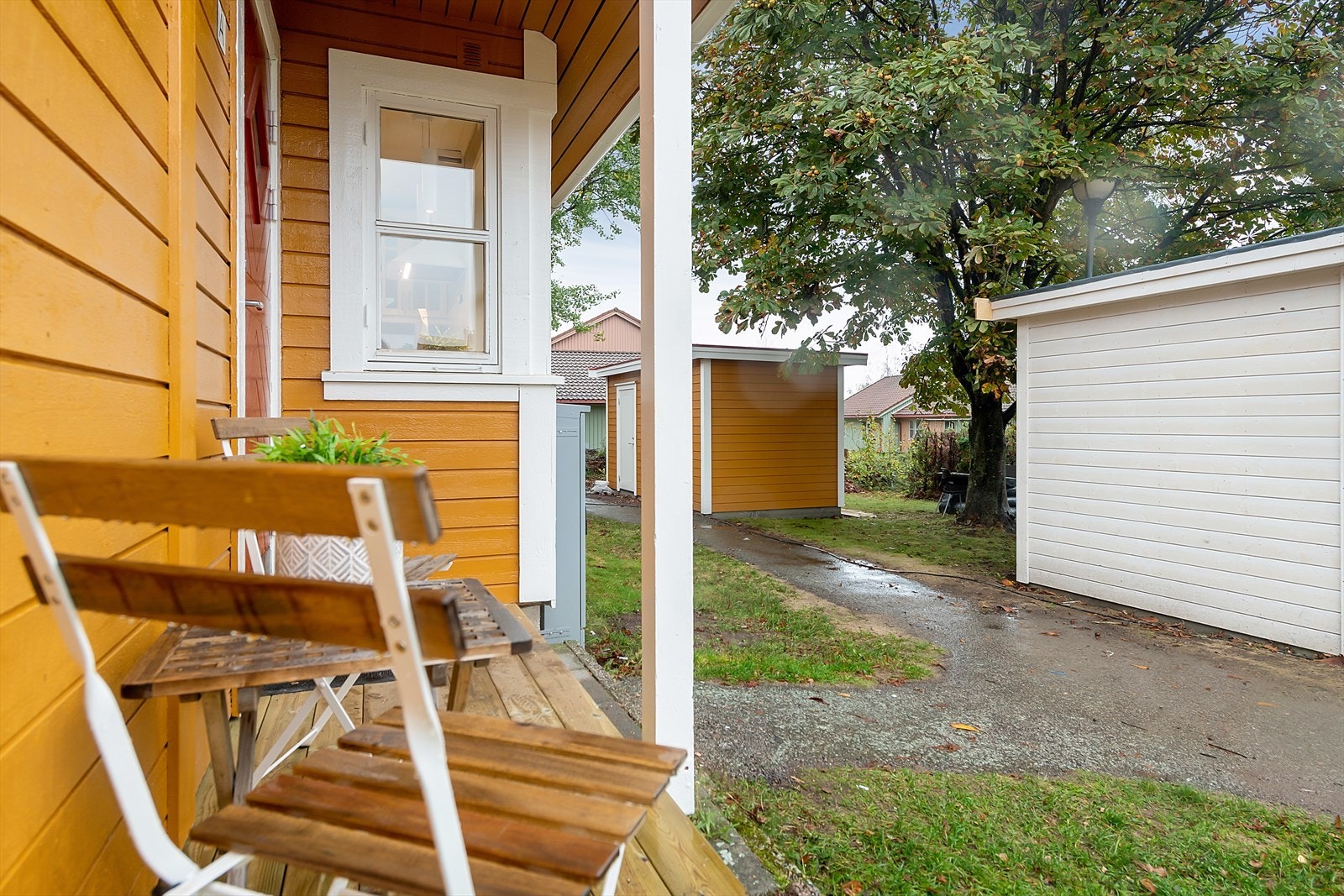 Liten uteplass ved inngangsparti Galleribilde