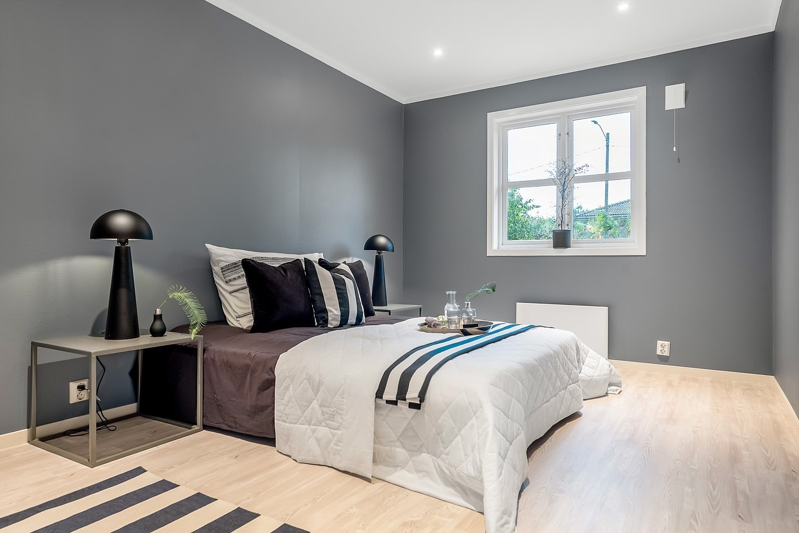 Det er godt med plass til både dobbeltseng og nattbord Galleribilde