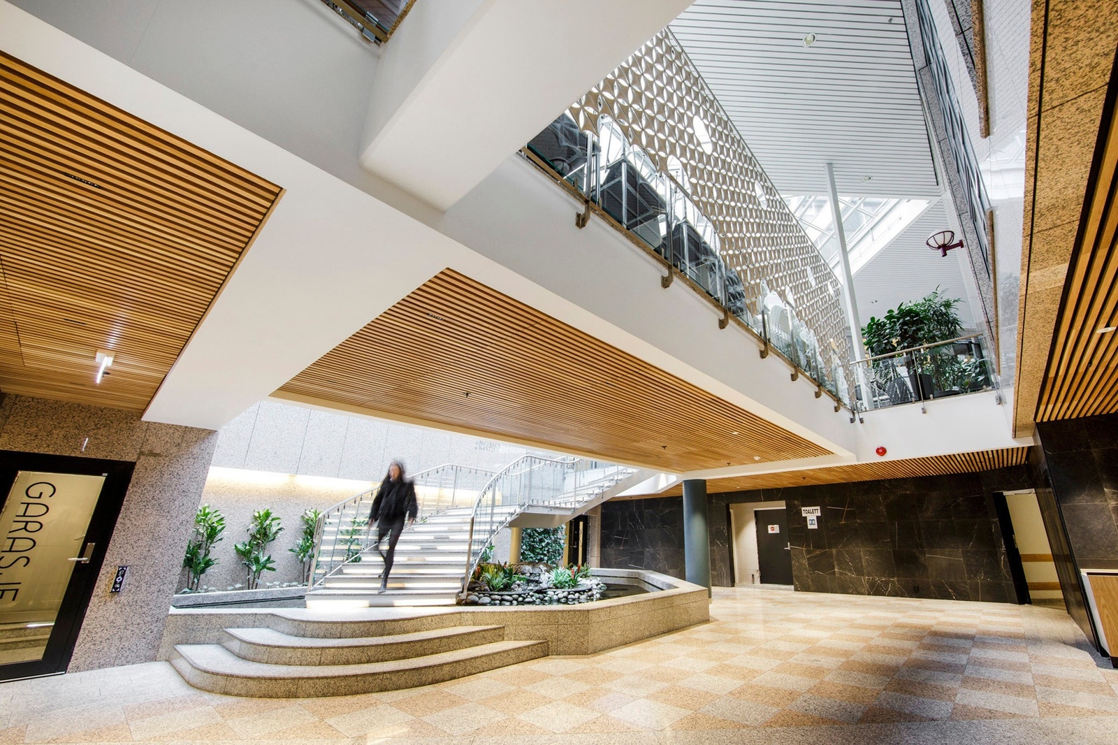 Solide materialer skaper et flott og representativt bygg Galleribilde