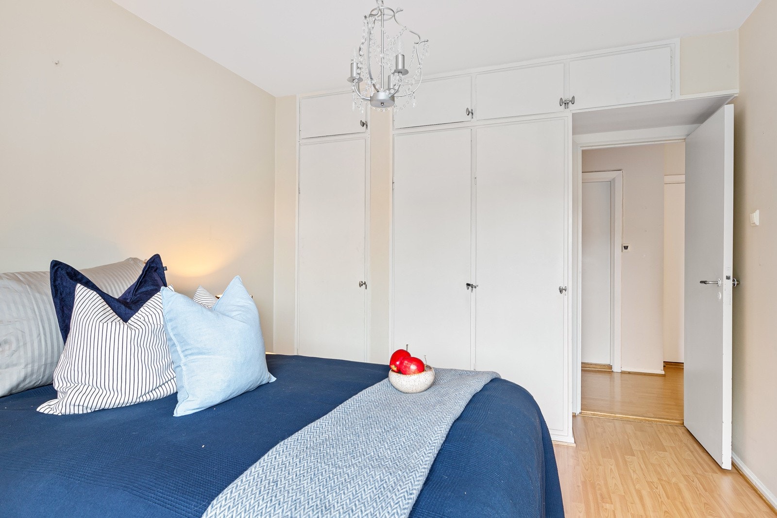 Romslig soverom med innebygde skap Galleribilde