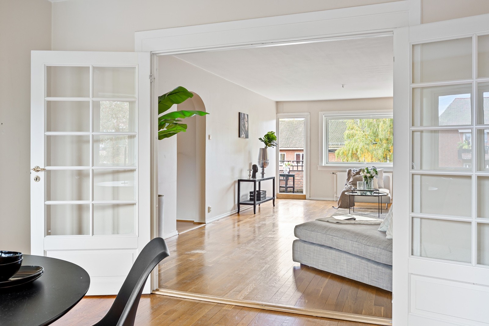 har to stuer etter hverandre, Doble glassdører gir mye lys fra begge sider Galleribilde