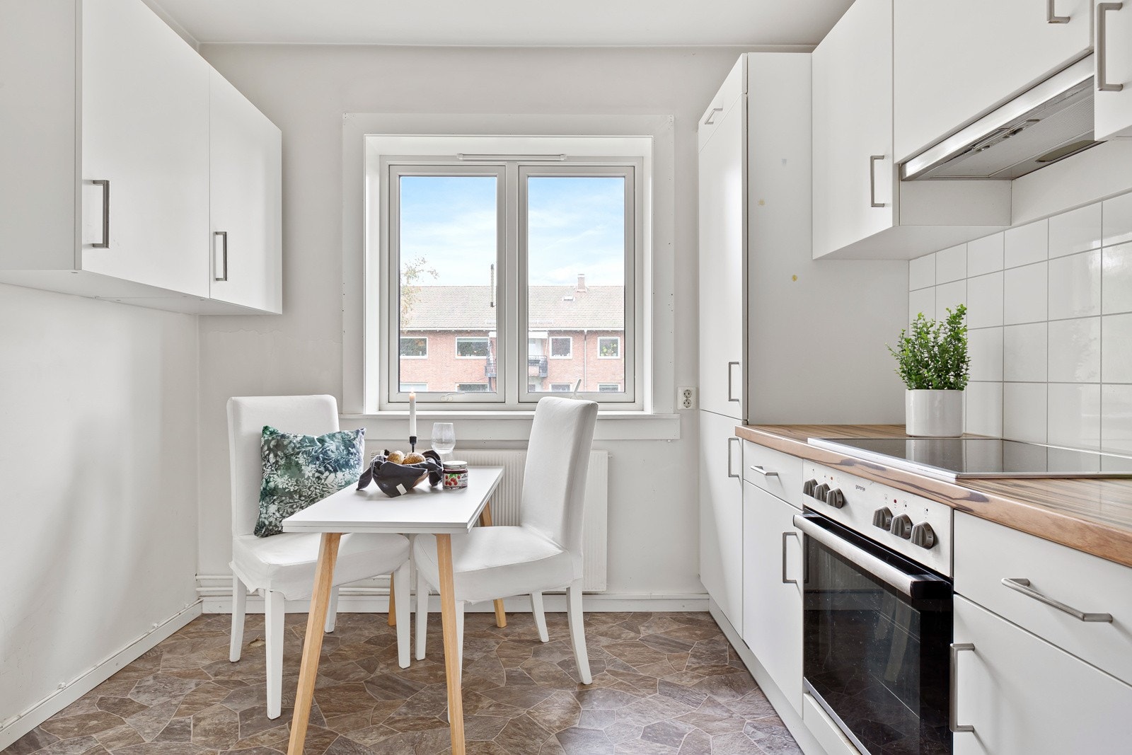 Hyggelig kjøkken med god plass for spisebord Galleribilde