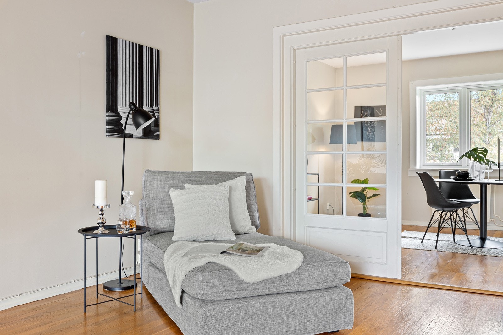 Romslig stue med god plass for flere sitteplasser. Galleribilde