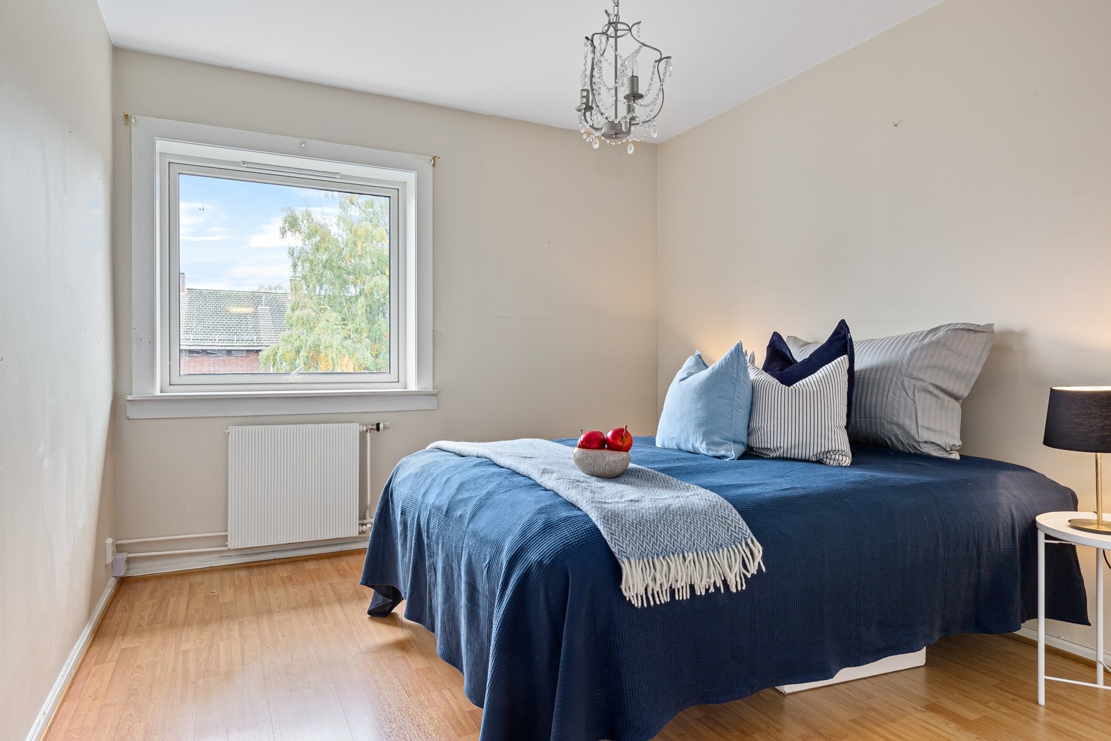 Soverom vender mot grøntområde Galleribilde