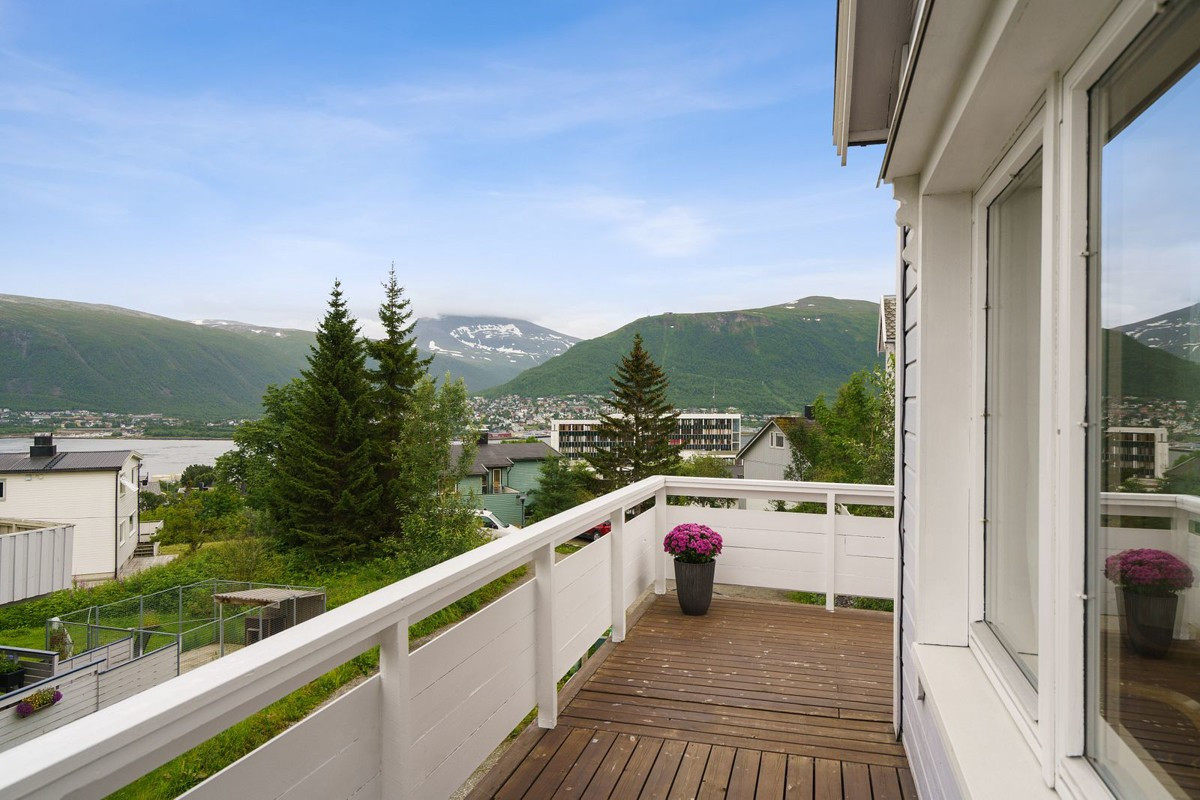 Mektig skue over tinden og fjellheisen