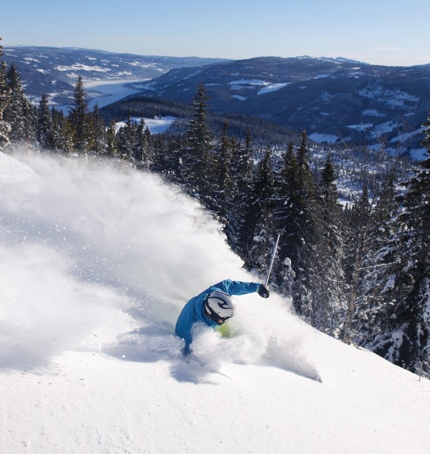 Setergrenda ligger idyllisk til på ved Segelstadsetra på vestsiden av Kvitfjell, med meget gode solforhold, flott utsikt og gode ski-in/ski-out skiaktiviteter. Galleribilde