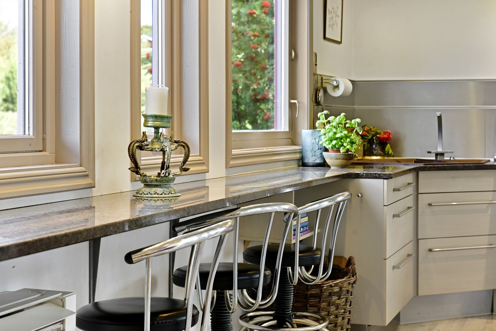 Benketoppen fortsetter i forlengelsen av underskapene og gir fin plass til to barkrakker. Her er det fint å slå seg ned for å nyte en kopp kaffe og utsikten. Galleribilde