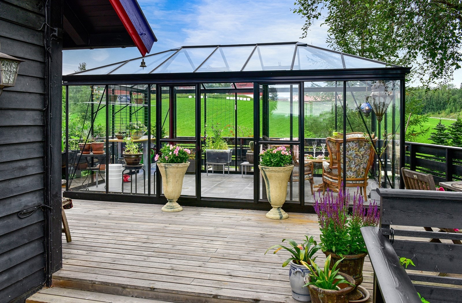 Et stort vekst- og lysthus er plassert på terrassen. Galleribilde