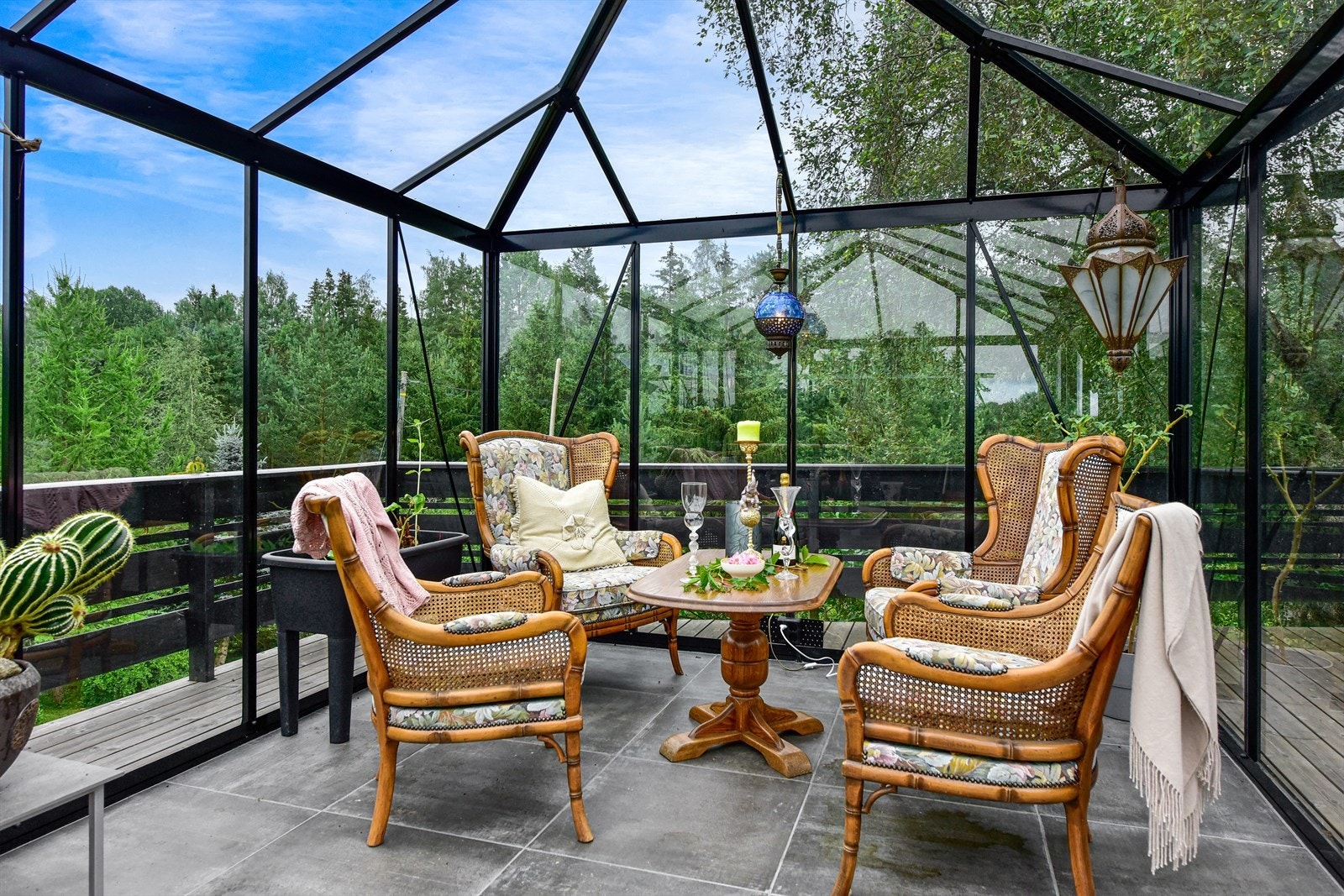 Lysthuset er stort nok til også å romme en avdeling for avslapning. Her er det lang sesong, og du kan sitte varmt og behagelig med frodig natur og dyreliv rundt deg. Galleribilde