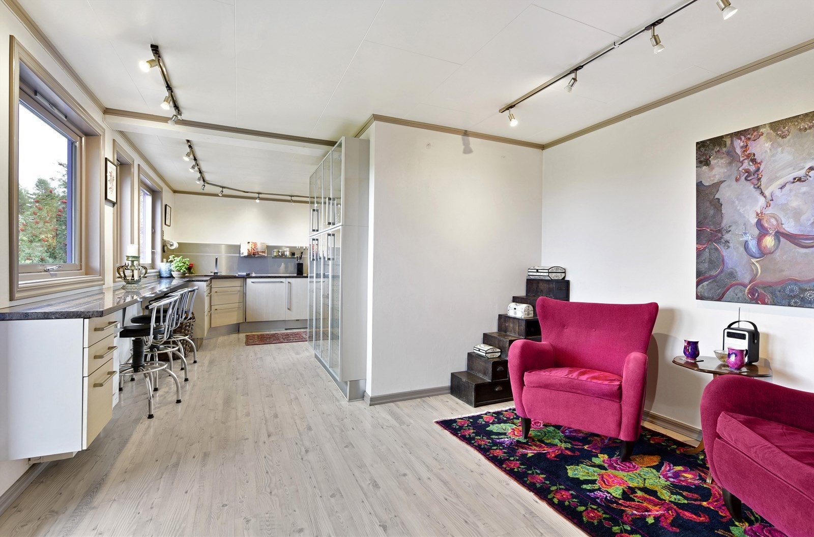 Denne hyggelige sitteplassen flukter kjøkkenet. Galleribilde