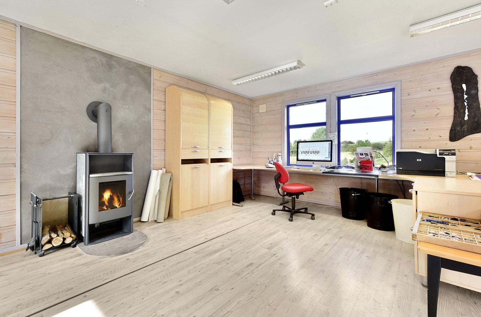 På kontoret er det montert vedovn. Galleribilde