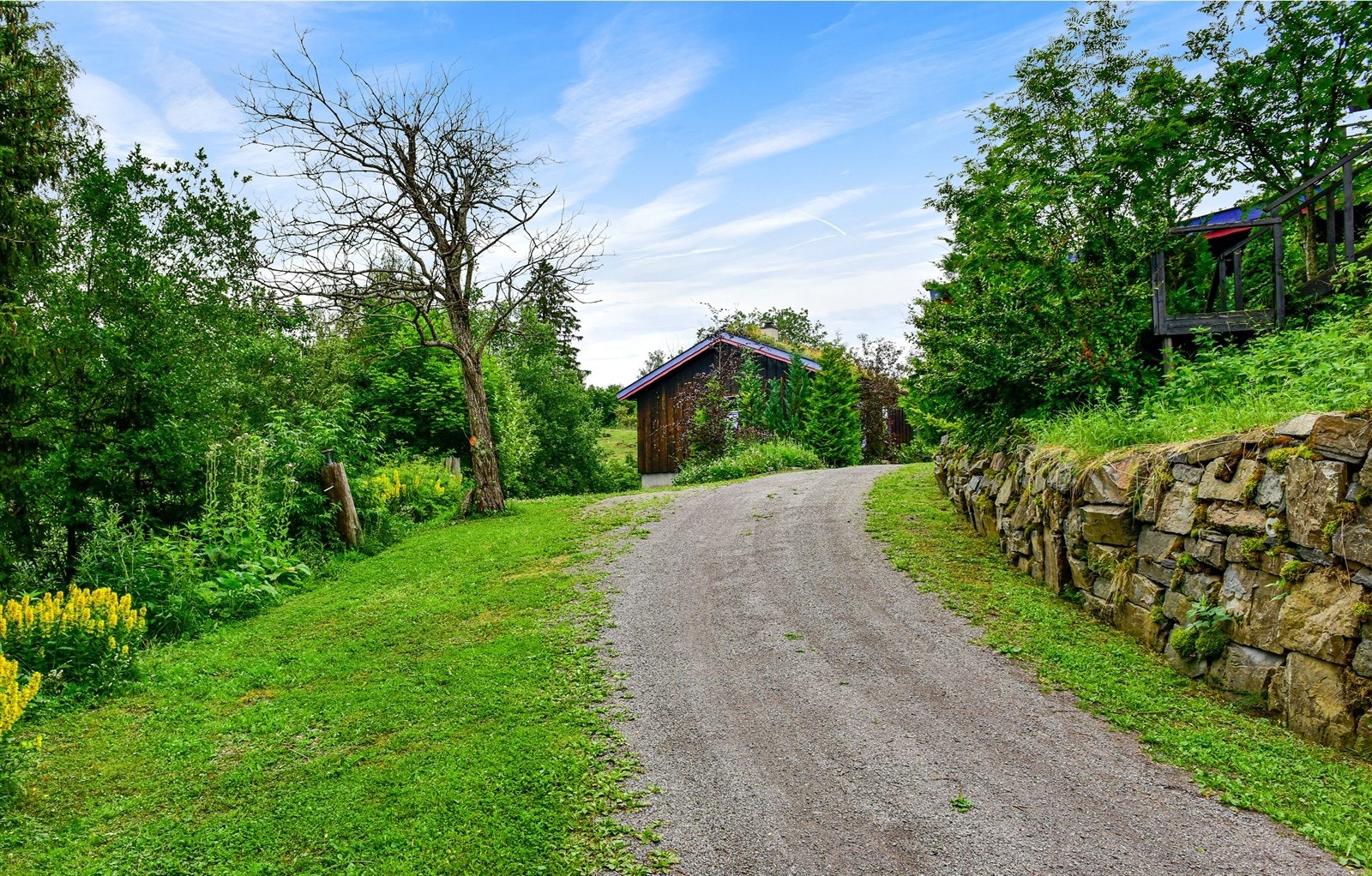En vakker mur av naturstein viser vei. Galleribilde