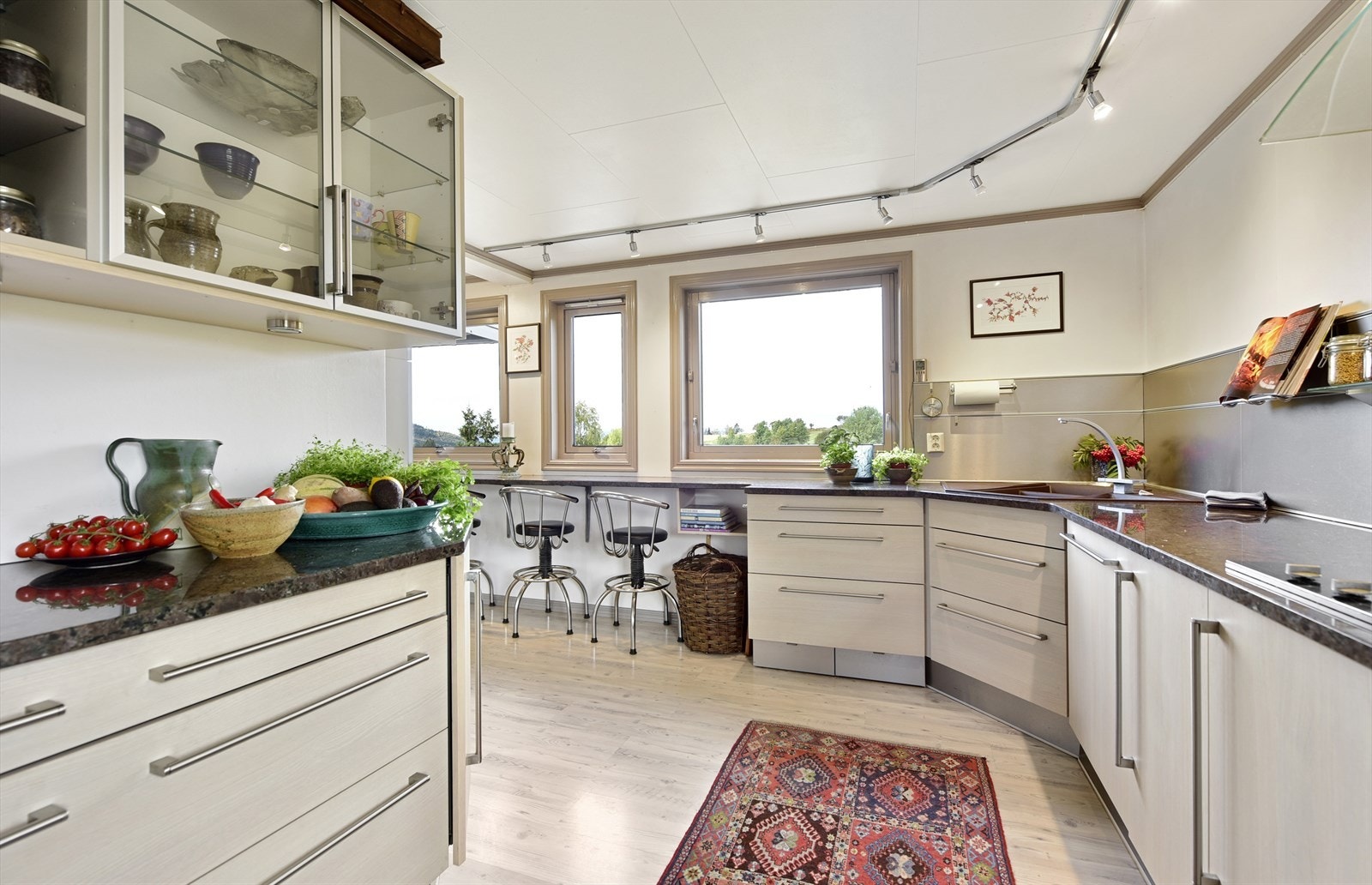 Kjøkkenet har integrerte hvitevarer og godt med skapplass. En plate i børstet stål er montert i sprutsonen. Galleribilde