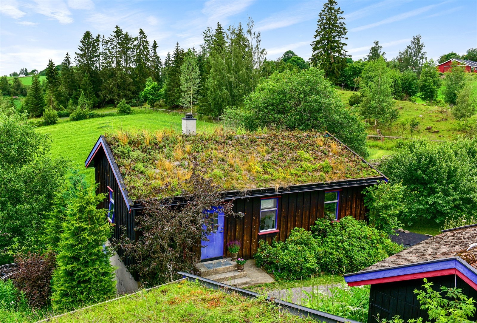 Denne bygningen blir i dag benyttet til atelier. Første etasje inneholder to lyse, store rom. Ny peiseovn varmer godt. Galleribilde