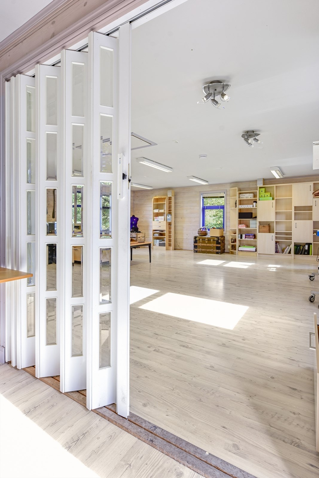 En foldedør i glass skiller rommene effektivt fra hverandre samtidig som gjennomlyset beholdes. Galleribilde