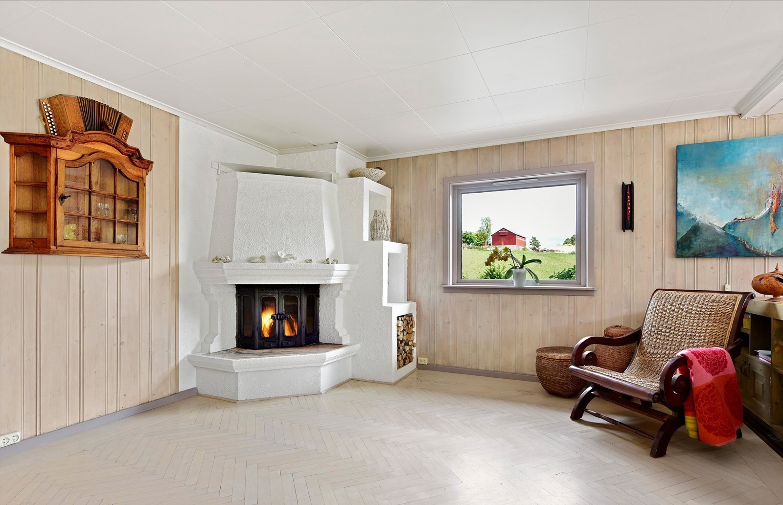 Hjørnepeisen med innsats bidrar til både kos og varme. Galleribilde