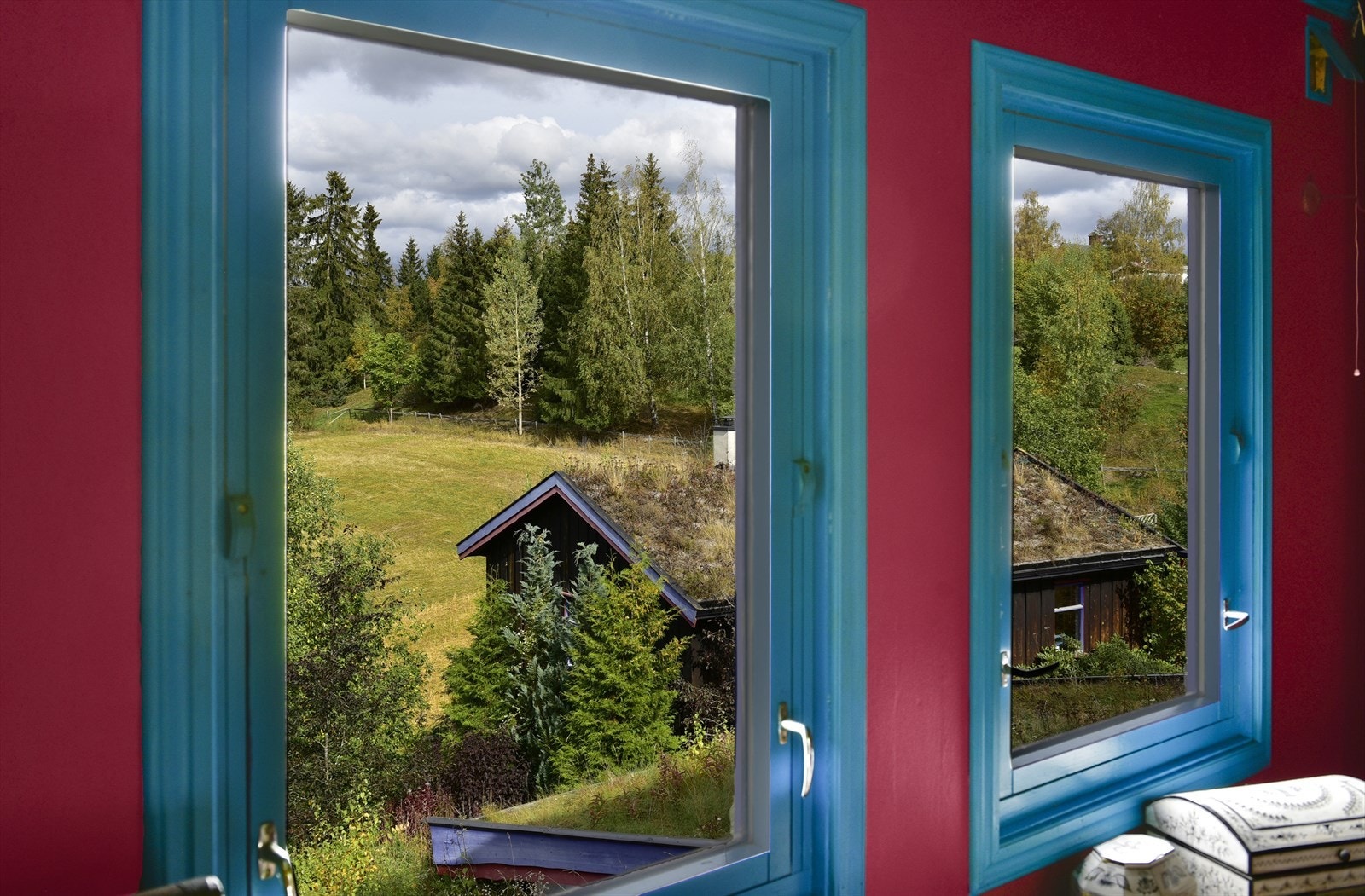 Det er godt å se ut på det fredelige landskapet utenfor soveromsvinduet. Galleribilde