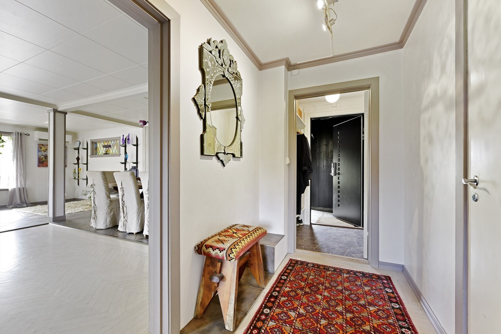 Her står vi i gangen med allrommet til venstre og entreen rett fram. Galleribilde