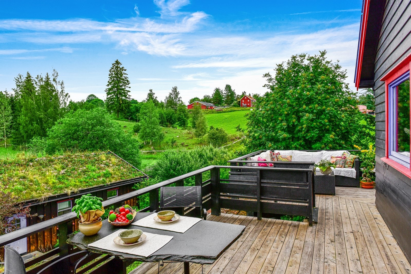 Terrassen slynger seg rundt huset og har gode sitteplasser i alle himmelterninger. Galleribilde