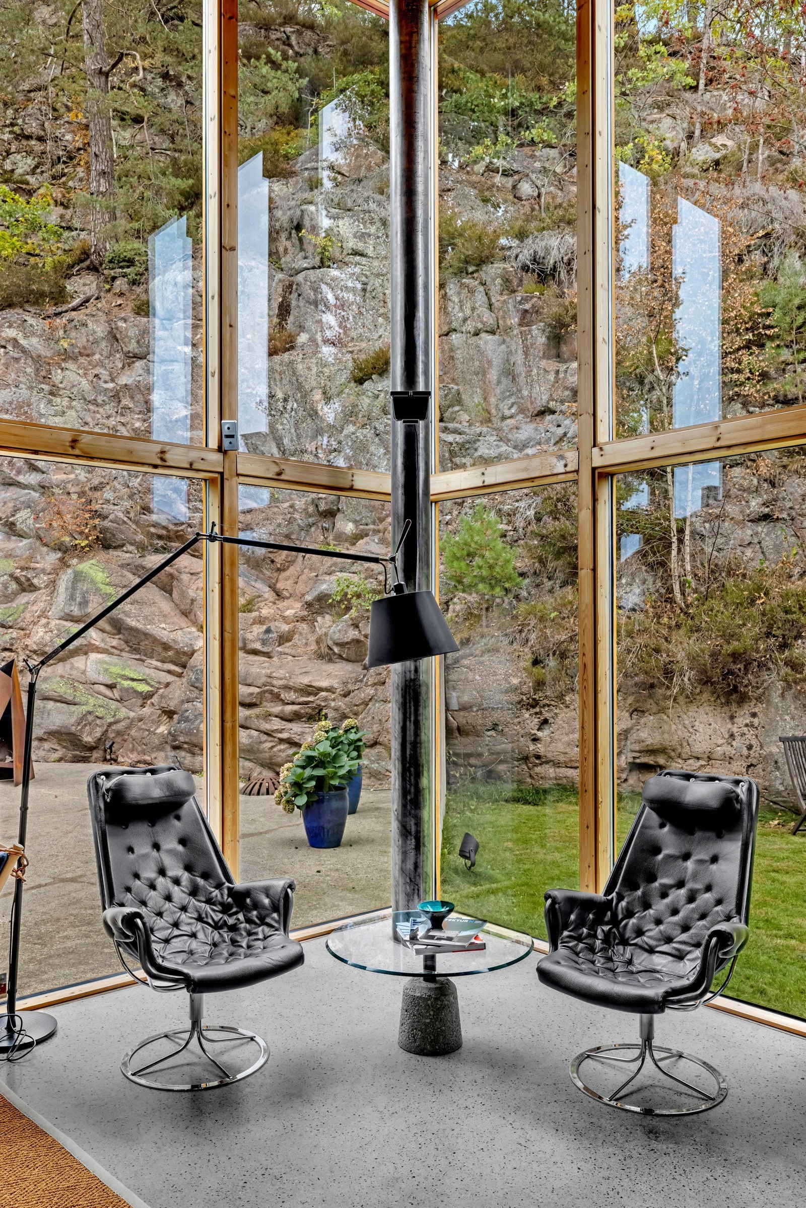 Fehns arkitektur karakteriseres som “poetisk modernisme” og hans Villa Holme preges av store glassflater som gir en nesten umerkelig overgang mellom inne- og utearealer. Galleribilde