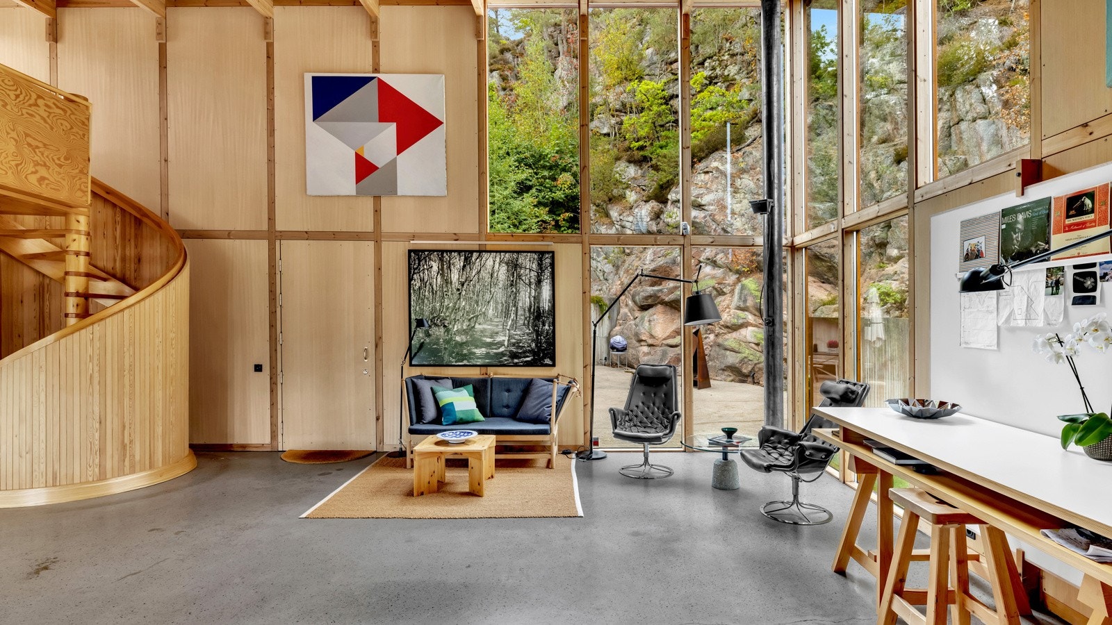 Villa Holme ligger usjenert og fantastisk til imot det enorme fjellet på den ene siden med en “urtehage” og et stort usjenert atrium Galleribilde