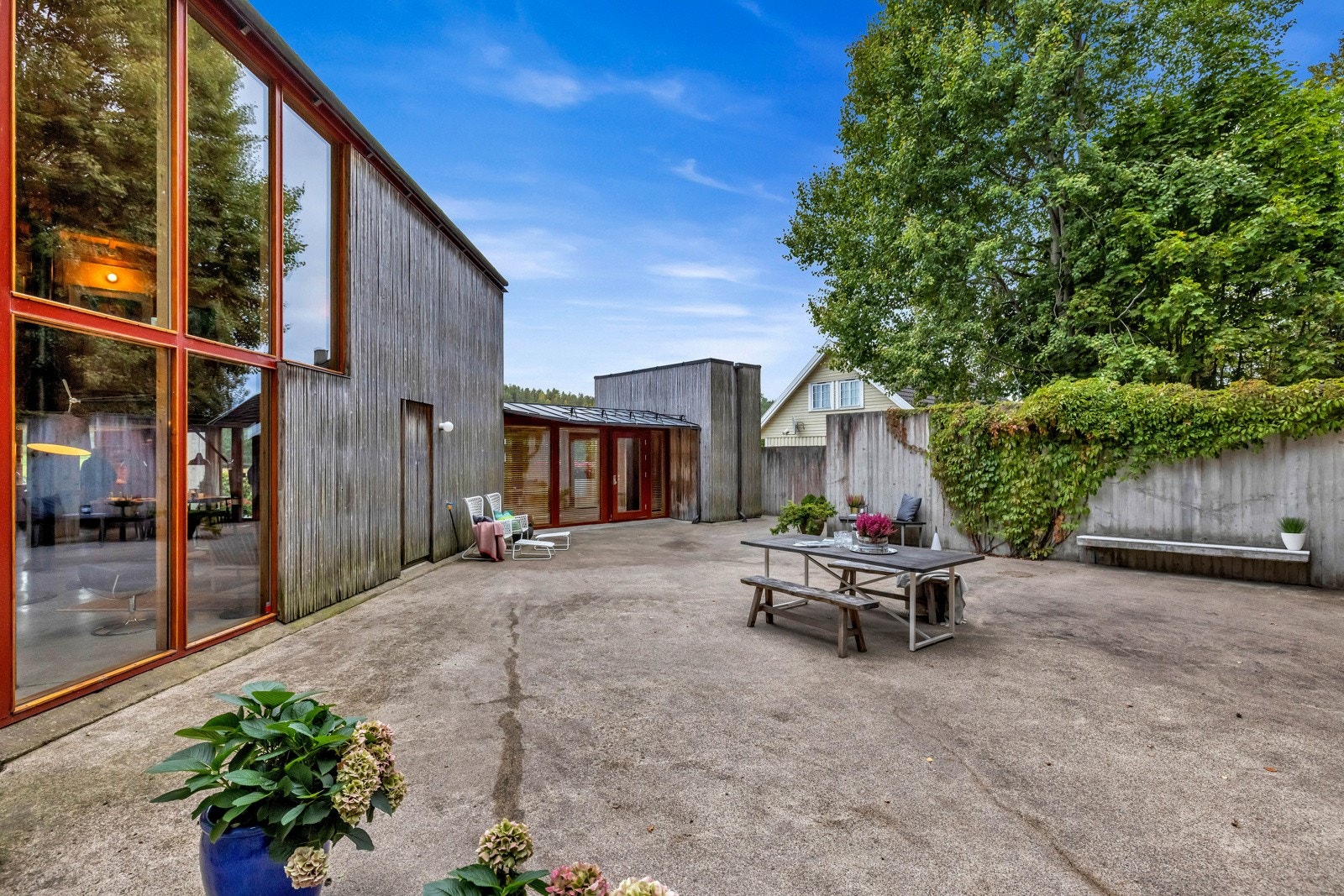 Benker og bord er utført i marmor, og er typisk for Fehn. Galleribilde