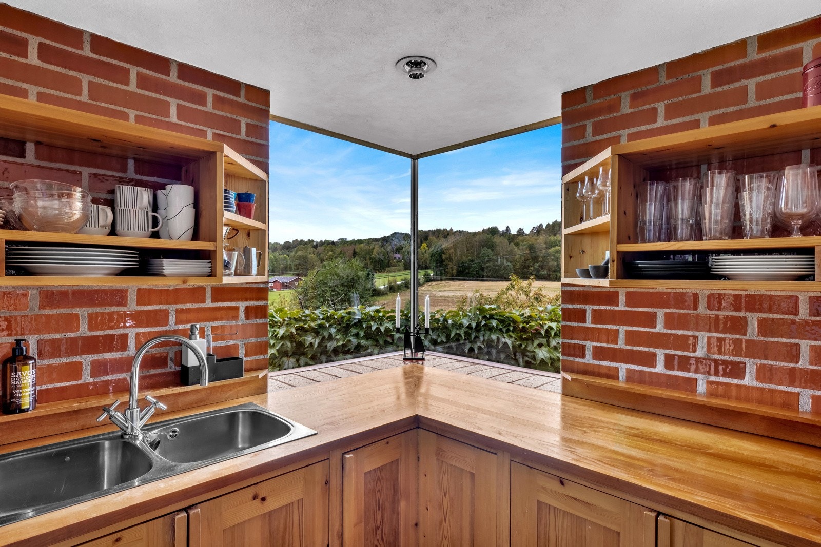 Fra kjøkken og bad har man utsyn til dalen via de flotte hjørnevinduene som gir huset den spesielle karakter. Galleribilde