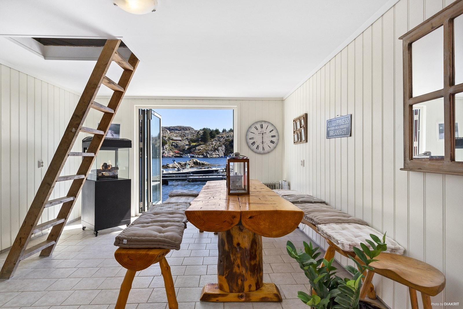 Innredet naust med adkomst loft med sengeplasser Galleribilde
