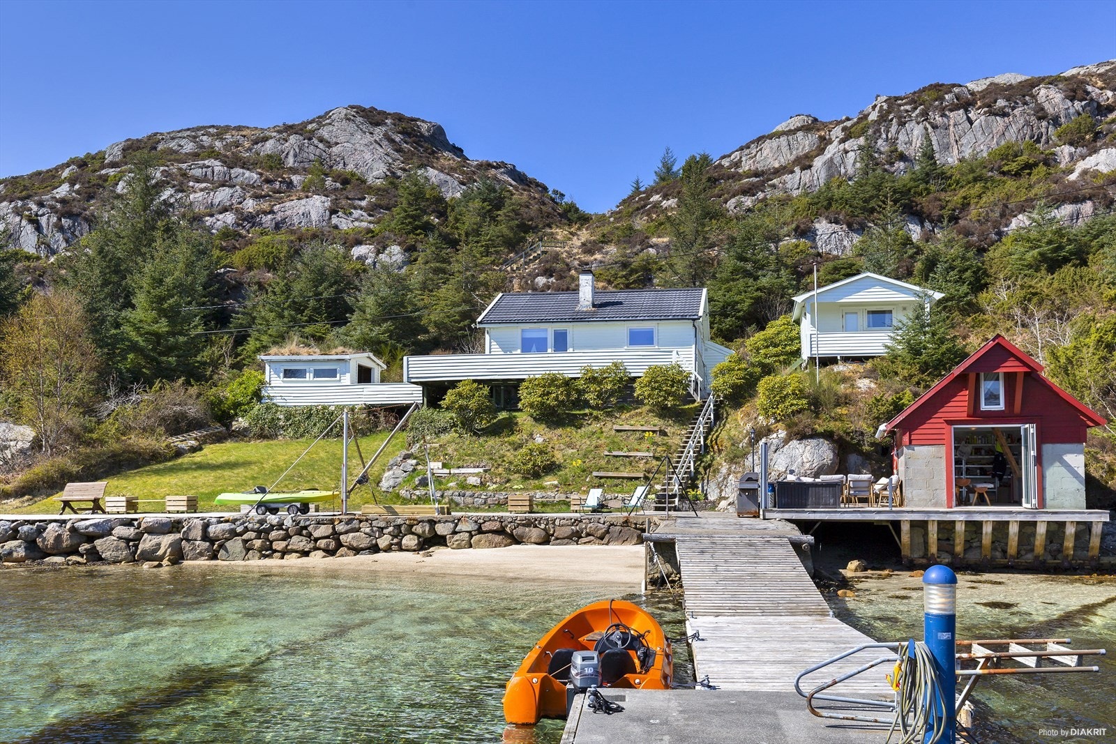 Hytte m/naust, anneks og grillhus Galleribilde