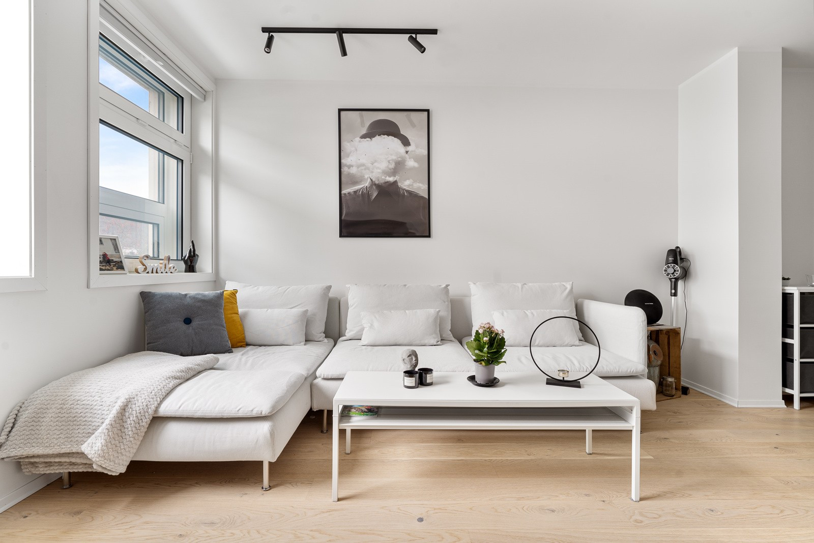 Leiligheten har fin standard med en-stavs eikeparkett og sorte dimbare taklys.