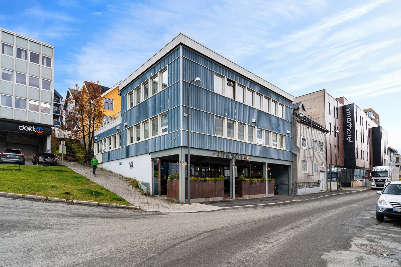 Dagligvare, treningssenter, bussforbindelser, parker, kafeer og alt Tromsø sentrum har å by på i umiddelbar nærhet. Bussforbindelsene tar deg direkte til UiT/UNN og Jekta m.m.