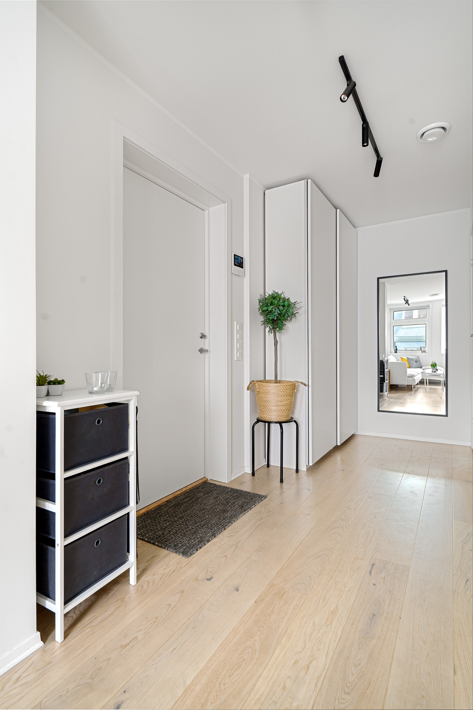Velkommen inn! Smart og praktisk skyvedørsgarderobe med god plass for sko og yttertøy.