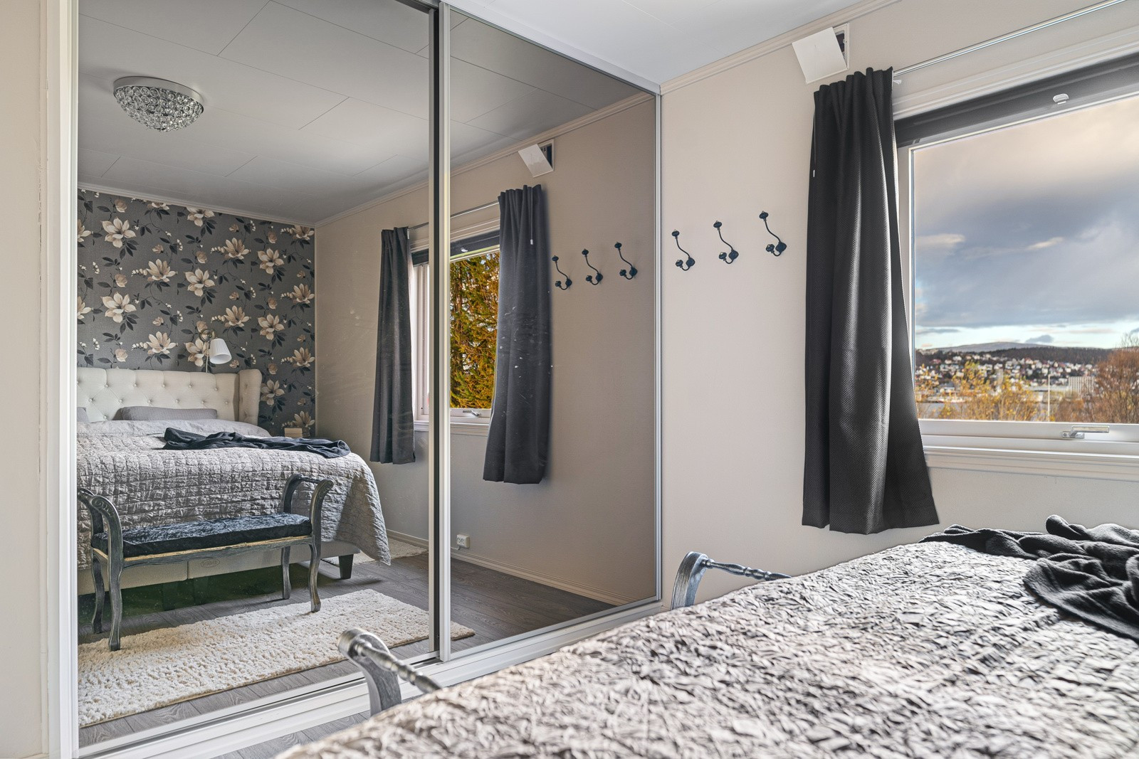 Stor skyvedørsgarderobe med helfigurspeil