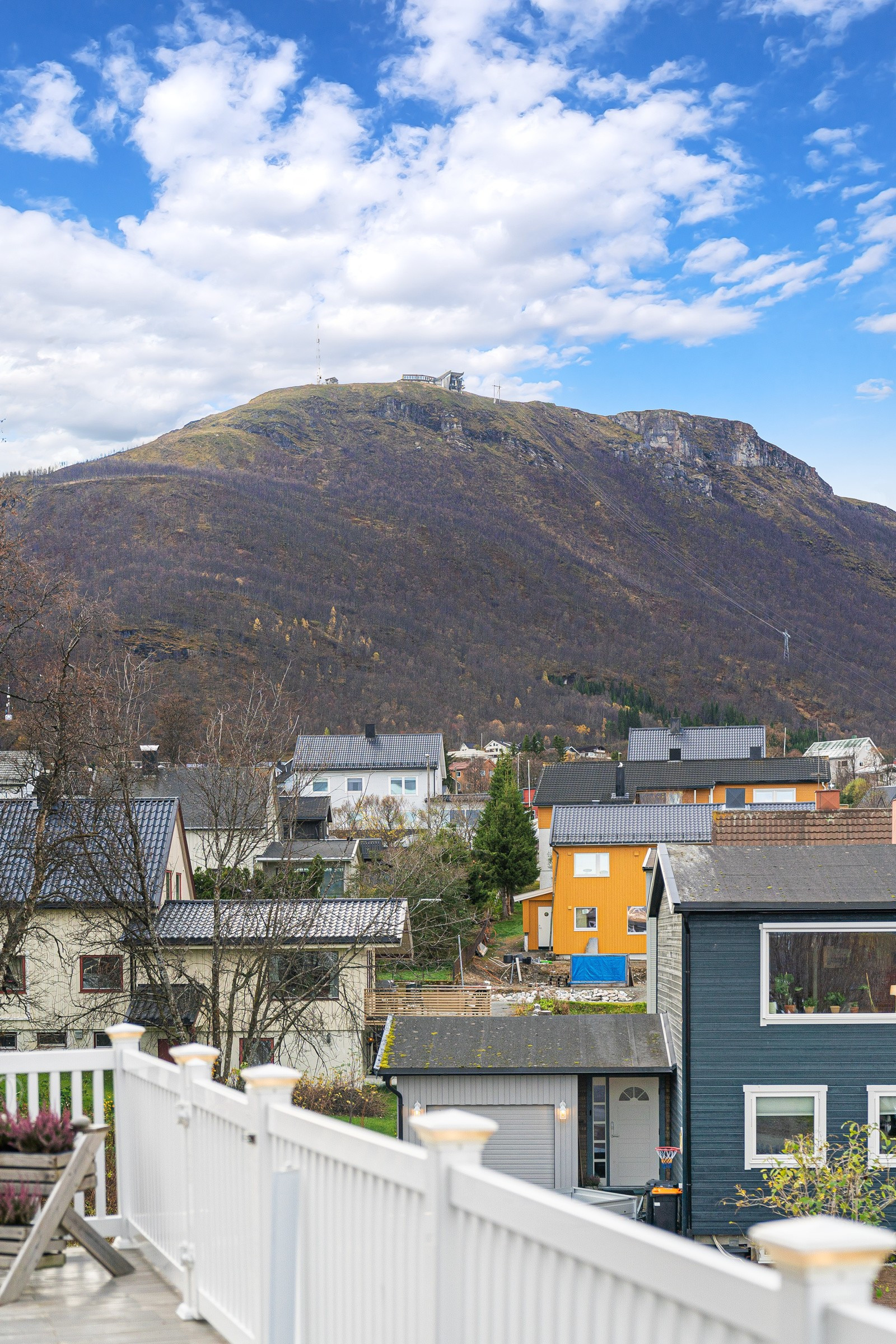 Fra inngangen nyter du vakker utsikt mot Fjellheisen!