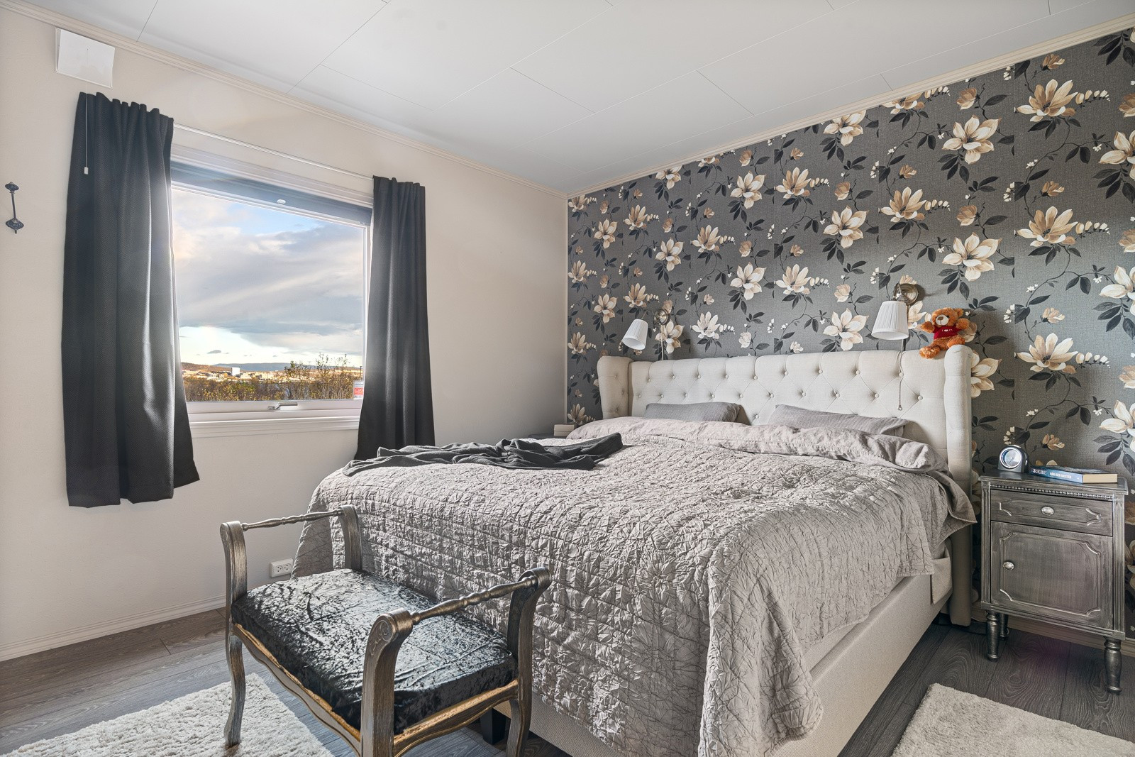 Hovedsoverommet har god størrelse med plass til queensize seng med tilhørende nattbord