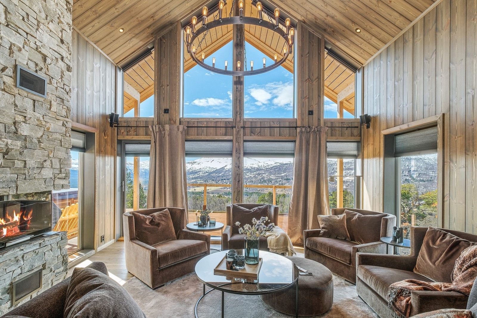 ILLUSTASJON: Store vindusflater hvor du kan nye utsikten over Kvamskogen Galleribilde