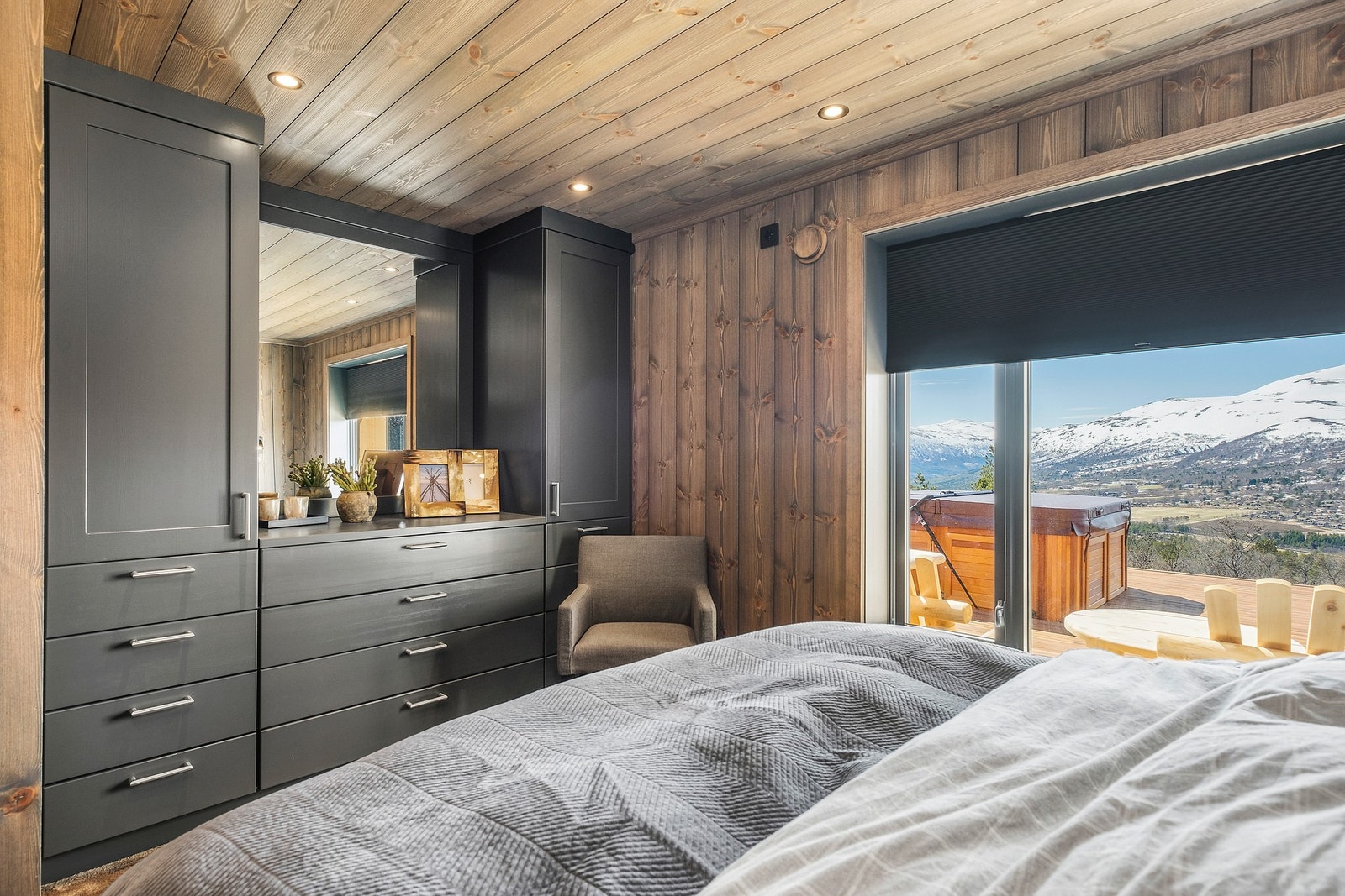 ILLUSTRASJON: Store, gode soverom med luftige vinduer. Galleribilde