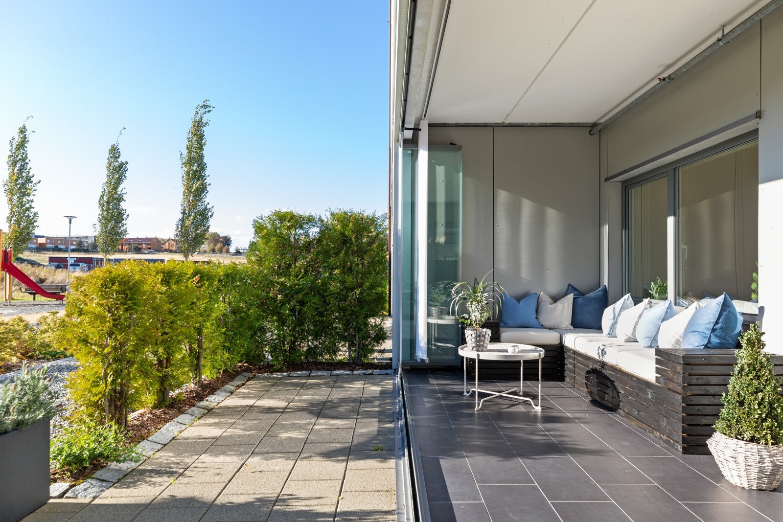 Den store uteplassen er som et ekstra rom med mange innredningsmuligheter. Galleribilde