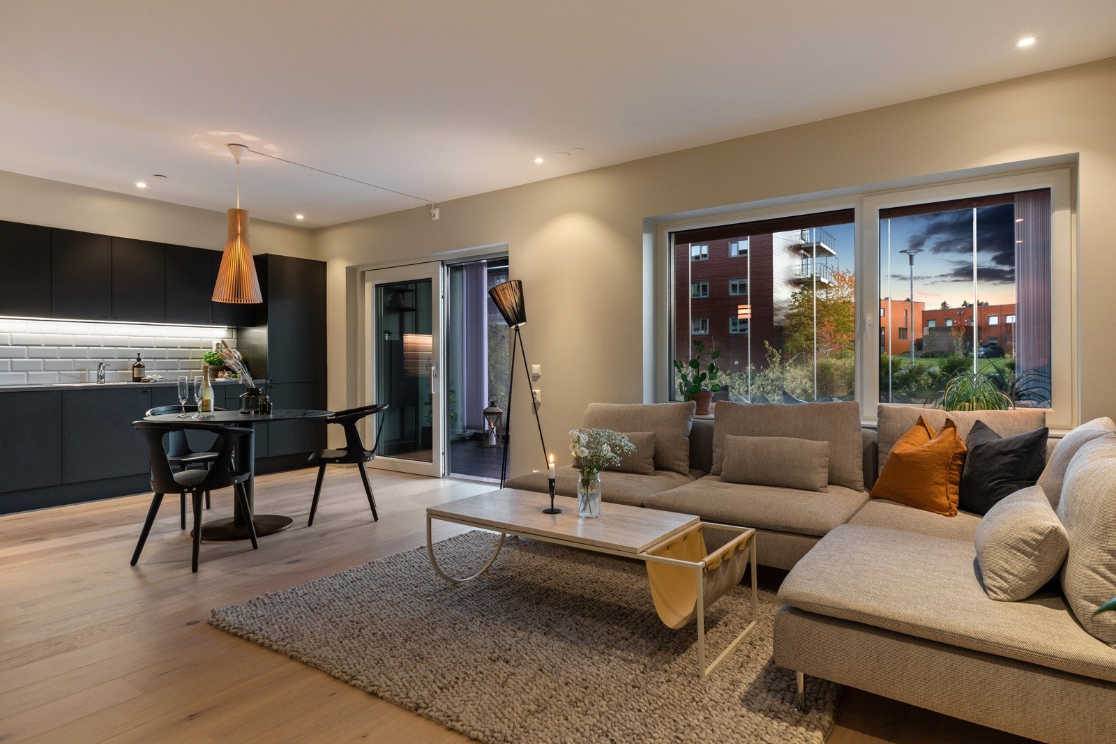 Det er åpen kjøkkenløsning i stuen, og frontene på kjøkkenet er lakkert i 2021. Galleribilde