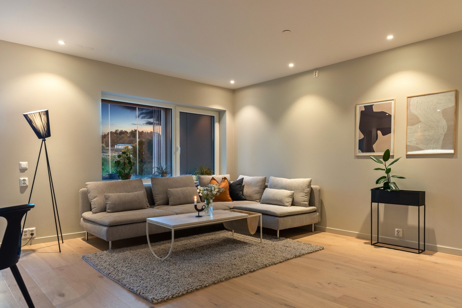 Dagslyset suppleres ypperlig av nye downlights rundt hele stuehimlingen. Galleribilde