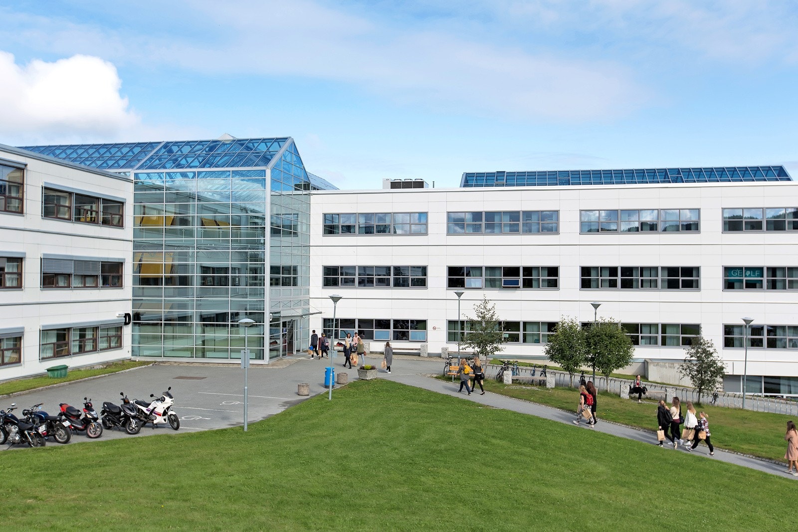 NTNU Dragvoll ligger med gåavstand unna leiligheten, fra leiligheten tar det omkring 6 minutter å gå. Galleribilde