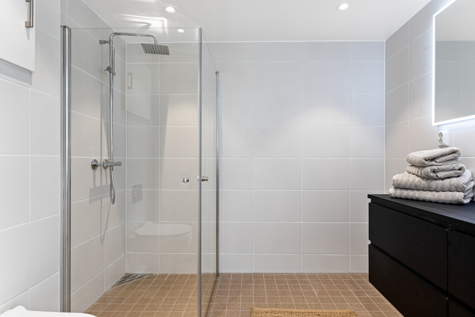 Badet har både opplegg for vaskemaskin og plass til tørketrommel. Galleribilde