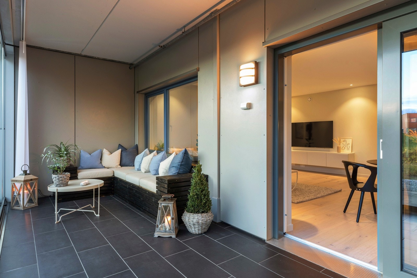 Den innglassede terrassen gjør det mulig å nyte utelivet selv om det regner. Galleribilde