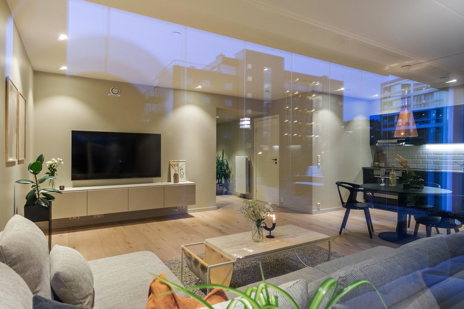 Den innglassede terrassen er en flott forlengelse av stuen både om sommeren og på fine vinterdager. Galleribilde