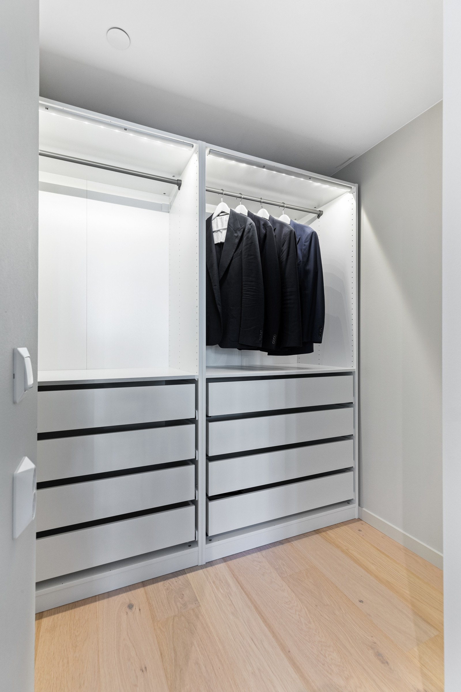 Garderoben er innredet med et stort, åpent skap som har skuffer og stenger for oppheng. Galleribilde