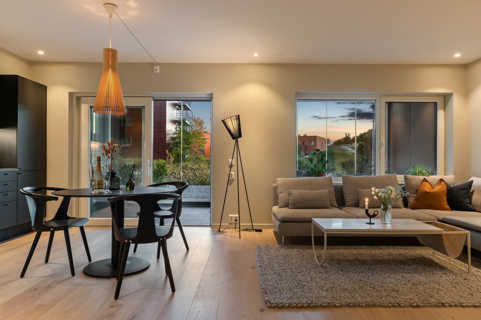 Stuen oppleves som et stort og luftig oppholdsrom med mye naturlig lysinnslipp fra store vinduer. Galleribilde