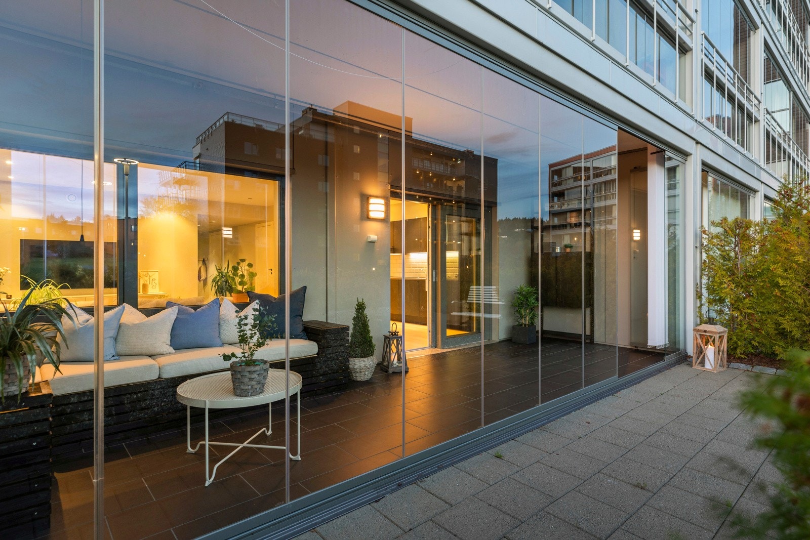 Uteplassene ligger skjermet til med store trær og beplantninger utenfor. Galleribilde