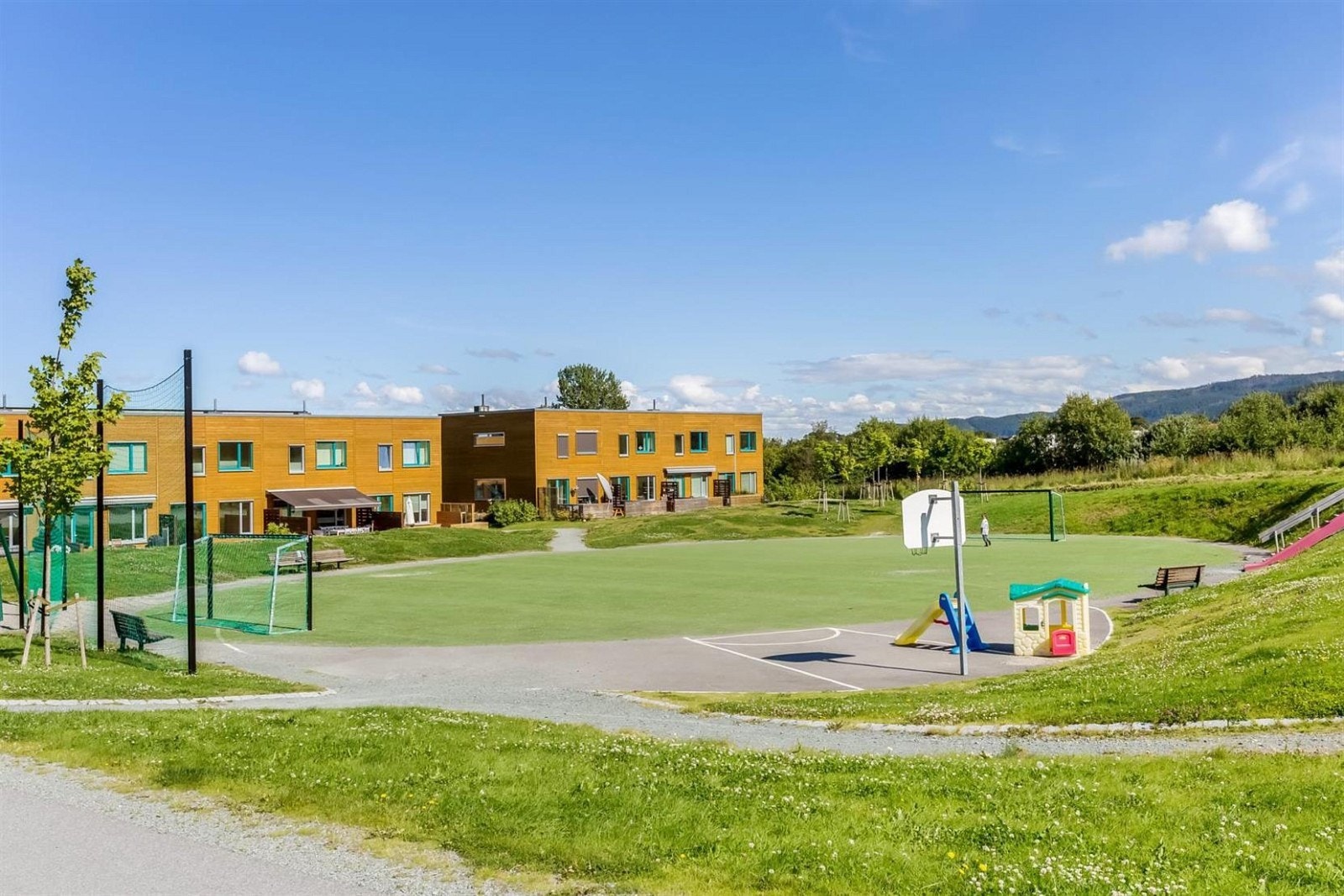 Velforeningen på Stokkbekken har etablert et koselig uteområde for de minste. Her har man både fotballbane, basketballbane og et koselig grillhus som beboerne kan benytte seg av. Galleribilde